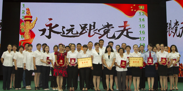 获奖选手与评委合影留念_副本.jpg