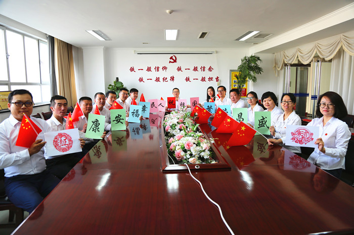 近日，库尔勒市纪委全体干部在国庆中秋“双节”前送祝福，提醒广大党员领导干部清廉过节，举家团圆。摄影：黄磊 联系电话：0996-2168610_副本.jpg