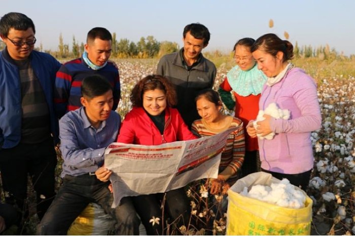 【尉犁县】劳动间隙通过党报学习十九大精神_副本.jpg