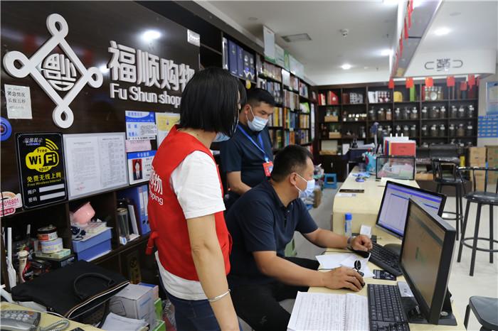 中秋将至，轮台县纪委监委联合市场监督管理局组成专项督查组，针对天价月饼、电子券、一桌餐等隐性变异“四风”问题明察暗访。图为9月20日，该县纪委监委专项联合督查组在超市查看公款购买月饼及高价烟酒、虚假发票、电子债券等情况。（摄影：段丽君13309960929）.jpg