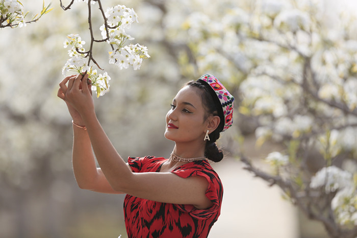 库尔勒市：各族群众与花共舞（张婷 摄）.jpg
