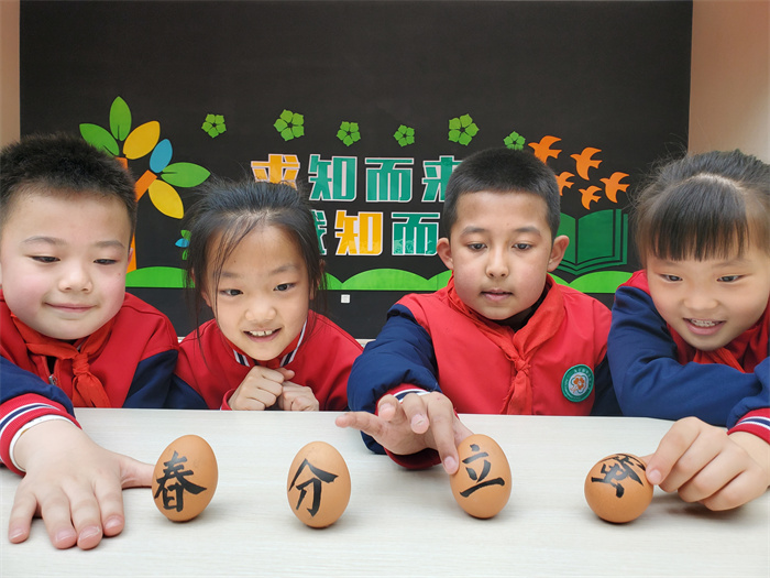 2.“春分到，蛋儿俏”，来自库尔勒市实验中学的孩子们小心翼翼地将光滑均匀的鸡蛋竖立在桌子上，开心地做着“竖蛋”试验。（库尔勒市纪委监委  王旗 摄）.jpg