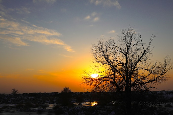 8.在夕阳照射下，天山深处呈现出一天之中色彩最丰富的画面，晚霞之美，令人心动。（和硕县纪委监委  贾洪明 摄）.JPG