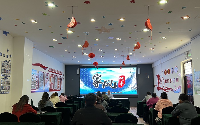2.“孝悌是人与家的灵魂和支柱，家和万事兴……”博湖县哈尔恩格村举行祭祖传家训活动，村党支部书记带领大家诵读村规民约、家风家训。（博湖县纪委监委  陈林 摄）.jpg
