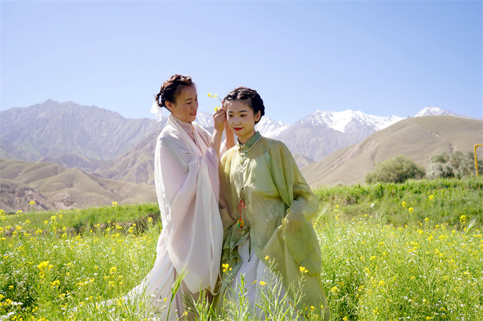 3.夏日灼灼，山花盛开，且末县昆仑古村一年一度的山花节吸引了众多游客前来游玩。（杨家东 摄）.jpg