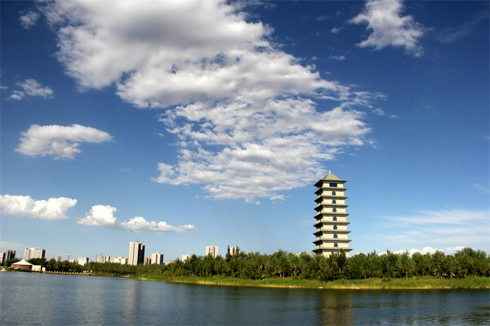 2.库尔勒市鸿雁河边满目皆是绿意盎然，树木花草错落有间，倒映在碧水蓝天中，与鸿雁塔相互辉映，组成一幅曼妙的风景画。（肖琨 摄）.jpg