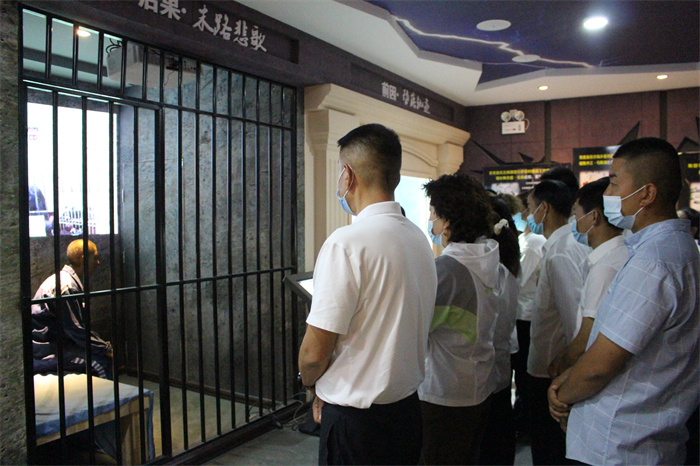 组织年轻干部参观廉政教育基地.jpg