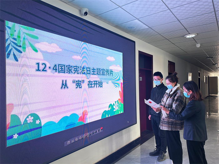 10.尉犁县纪委监委通过播放宣传片、悬挂标语挂图等多种形式，积极开展特色鲜明、内容丰富的宣传活动，进一步增强纪检监察干部维护宪法尊严和权威的思想自觉和行动自觉。（朱家兴 摄）.jpg