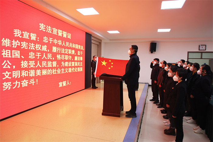 3.为促使纪检监察干部强化自我监督，严格依法执法，自觉维护宪法权威，轮台县纪委监委组织纪检监察干部进行宪法宣誓仪式，每一位纪检监察干部面向国旗作出庄严承诺，表达了对宪法的尊崇、对法治的信仰、对人民的承诺。（张尧  摄）_副本.jpg