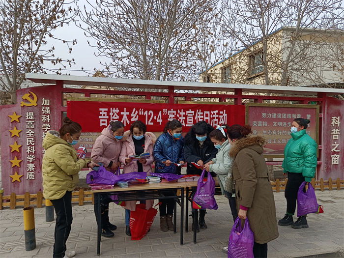 8.若羌县吾塔木乡纪委联合乡镇司法所开展宪法宣传活动，向群众发放《宪法》《中华人民共和国监察法》等宣传资料，为当地群众普及相关法律知识，引导村民做宪法的忠实崇尚者、自觉遵守者、坚定捍卫者。（吴龙  摄）.jpg