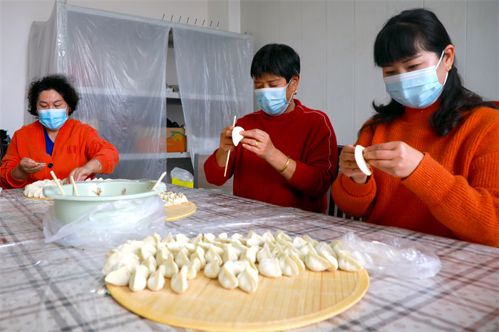 7.大寒小寒，吃饺子过年。严寒时节，人们通过吃饺子来驱赶严寒，包住福运，期盼来年日子更甜、生活更好。（和硕县纪委监委供  王子阳 摄）.jpg