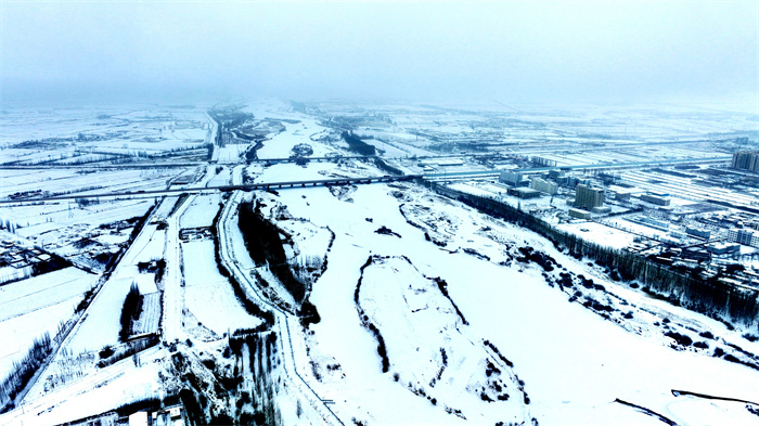 4.大雪过后的冬天别有一番景致，焉耆县的开都河被层层积雪覆盖，皑皑大地被银装包裹，洁白无瑕、晶莹剔透，构成一幅秀丽的冬日画卷。（焉耆县纪委监委  董基春 摄）.jpg