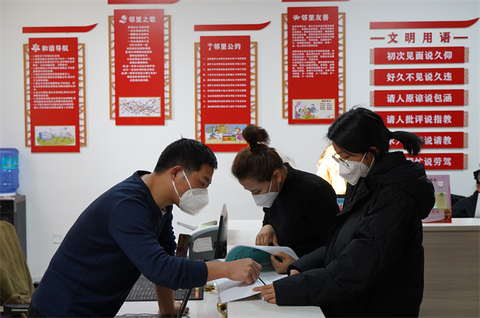 3.尉犁县纪委监委聚焦民生领域，推动解决群众“急难愁盼”问题，围绕窗口单位干部作风、办事效能等方面，采取专项督查、交叉互查、明察暗访等方式，督促窗口单位让政务服务更加亲民、便民。（尉犁县纪委监委  公衍卉 摄）.jpg