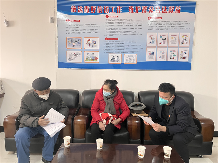 4.库尔勒市纪委监委构建“信、访、电、箱、微”多渠道接访模式，把信访举报端口接到群众家门口，严查快处群众身边的不正之风和腐败问题，提升群众满意度。（库尔勒市纪委监委  古丽妮尕尔 摄）.jpg