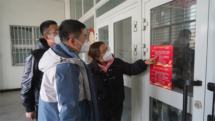 5.且末县纪委监委因地制宜在人员密集场所张贴监督举报联系电话，通过定点接访、入户走访、带案下访等方式，广泛收集问题线索，推动纪检监察工作高质量发展。（且末县纪委监委  杨家东 摄）.jpg