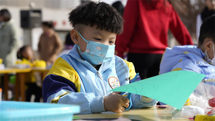 8.尉犁县幼儿园为了让孩子们更加深入了解“惊蛰”节气的由来及习俗，通过绘画、捏彩泥、做手工剪纸等形式，在实践、体验、教育活动中开展了“惊蛰”主题教育活动，感受“惊蛰”节气的习俗。（尉犁县纪委监委  孙燕 摄）.jpg
