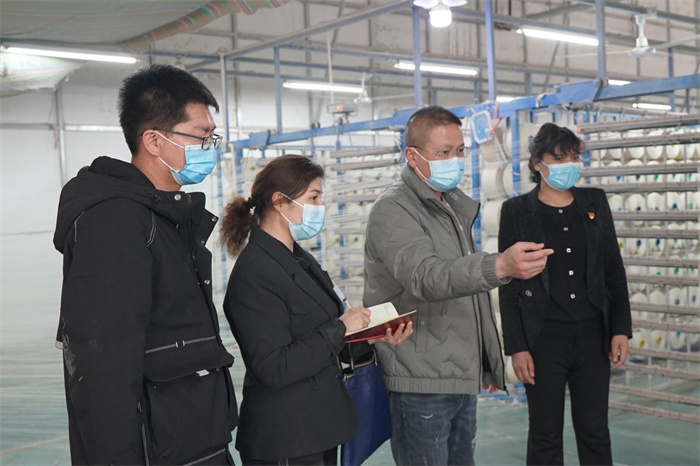 5.尉犁县纪委监委女干部走进巴州新润纺织有限公司，真心倾听群众意见，掌握优化营商环境政策落实情况，分析企业营商环境和制约发展的“症结”，帮助企业协调解决存在的问题和困难。（尉犁县纪委监委  孙燕 摄）.jpg