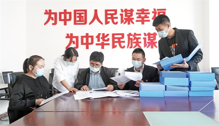 2.且末县纪委监委立足职责定位，聚焦民生领域腐败和作风问题开展监督检查，不断加大力度整治群众身边不正之风和腐败问题，让人民群众感到公平正义就在身边。（且末县纪委监委  梁斌 摄）.jpg