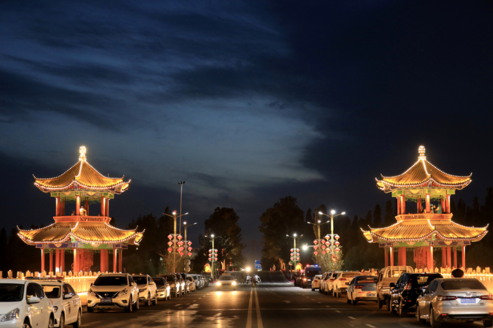 2.处暑节气，暑气渐消，一场秋雨一场凉，和硕县滨河公园雨后凉快又清爽，群众走出户外，在欣赏夜景中享受生活。（和硕县纪委监委 李俊亮 摄）_副本.jpg