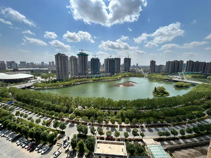 1.三伏适已过，骄阳化为霖。处暑之后，秋意渐浓，民间向来就有“七月八月看巧云”之说，正是人们畅游踏青迎秋赏景的好时节。雨后放晴的天鹅河风景旅游区，市民们在告别炎热酷暑后，享受着河边清爽微风带来浓浓惬意的泥土芳香。（黄磊）_副本.jpg