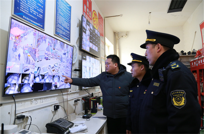 图为：轮台县纪委监委监督检查组深入住宅小区，通过实地察看、查阅监控视频等形式，了解公车私用等情况。（摄影：段丽君）.JPG