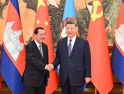 习近平会见柬埔寨人民党主席、参议院主席洪森