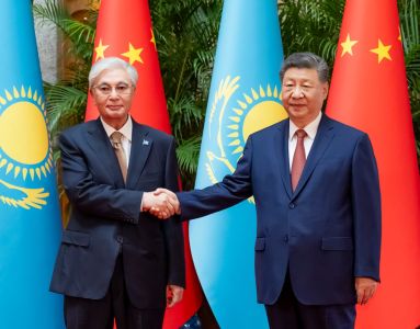 习近平会见哈萨克斯坦总统托卡耶夫